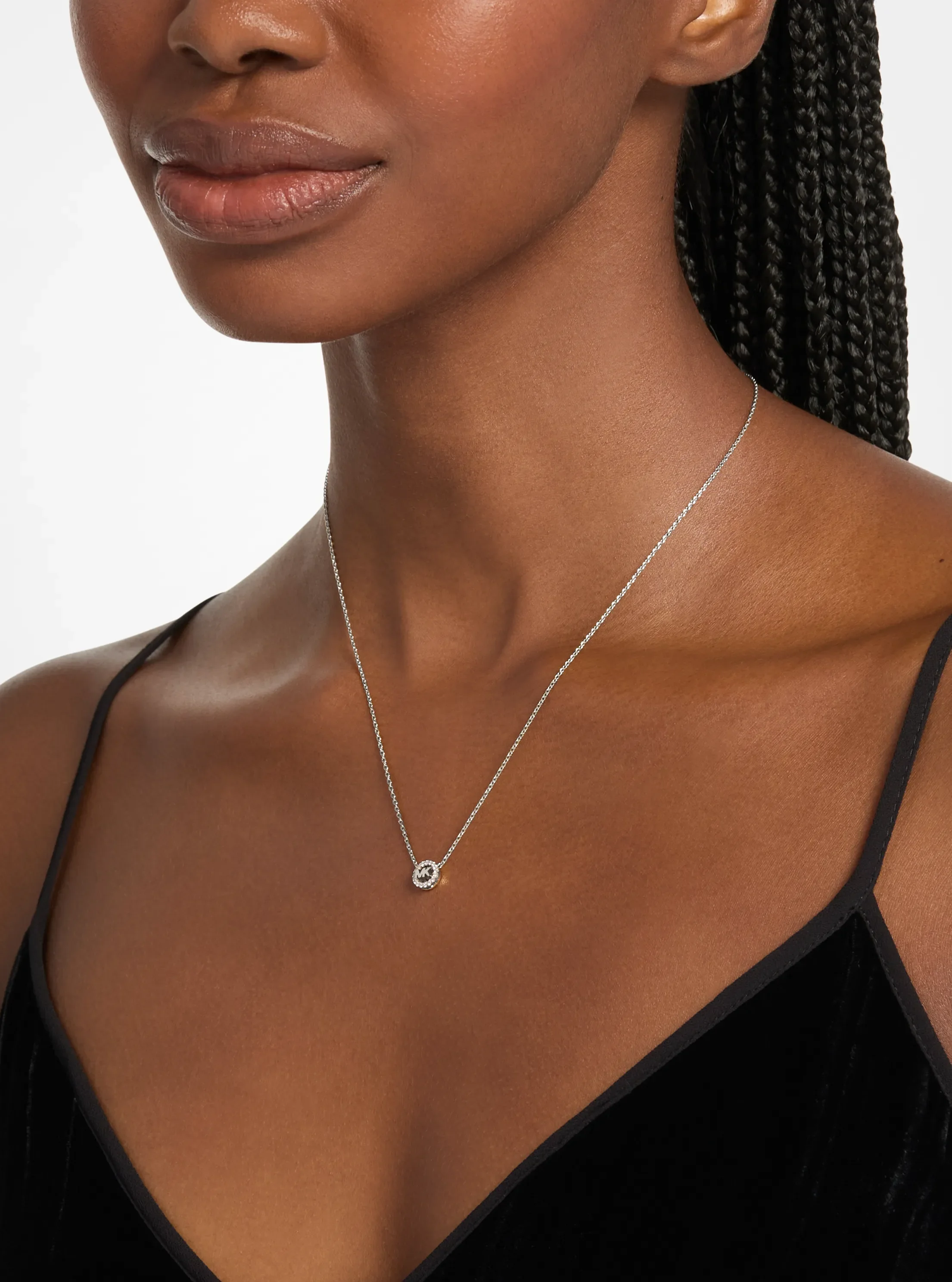 Женское колье Michael Kors Pavé Logo Charm, цвет: Серебряный — фото 3