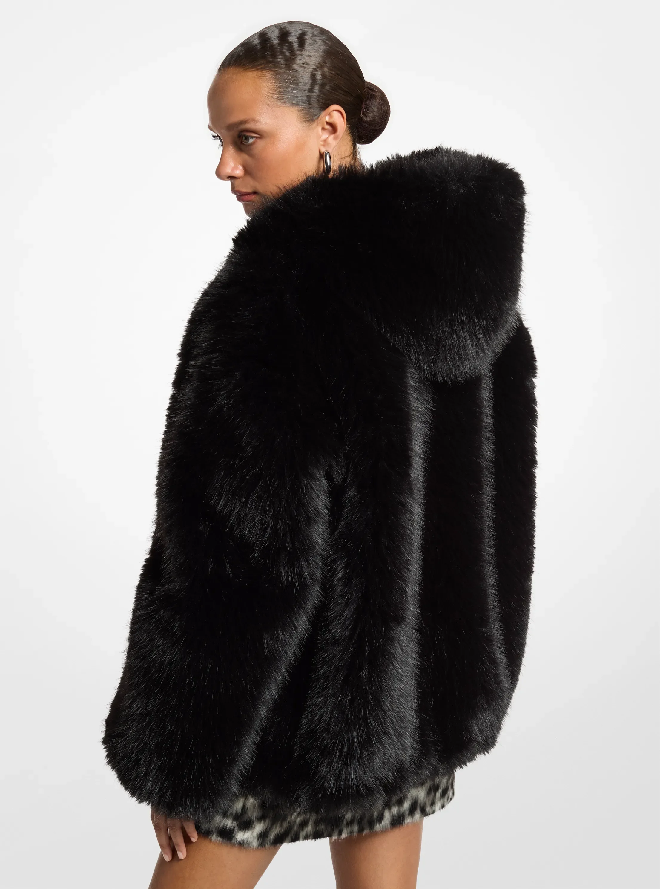 Женская куртка Michael Kors • Jacket <br/>• Faux fur <br/>• 100% polyester <br/>• Lining: 100% polyester <br/>• Zip fastening <br/>• Dry clean <br/>• Imported <br/>• Model is 5'10"/178 cm wearing size XS/S, цвет: Чёрный — фото 2
