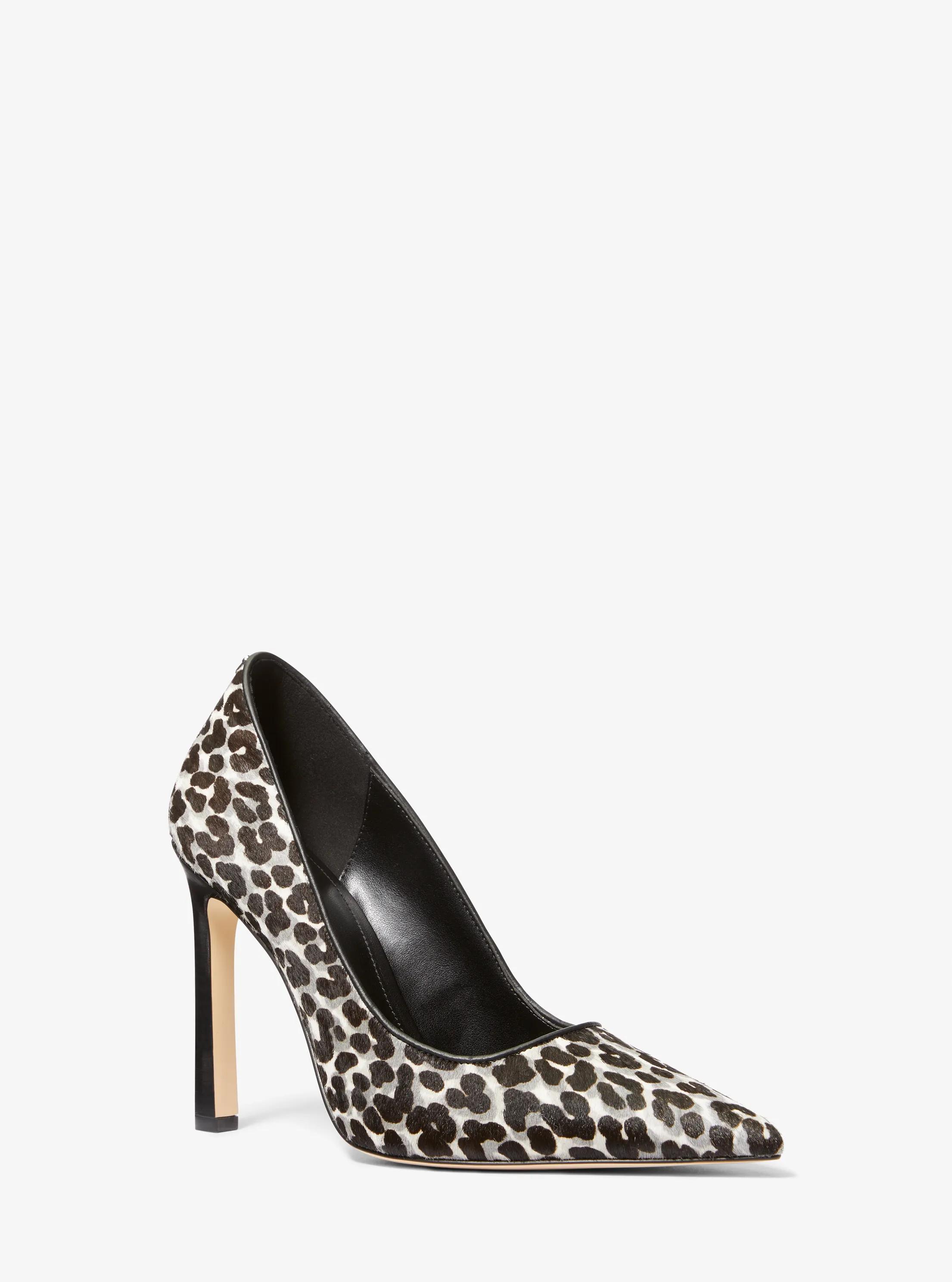 Zapato de sal&oacute;n Clara de pelo de becerro con estampado de leopardo