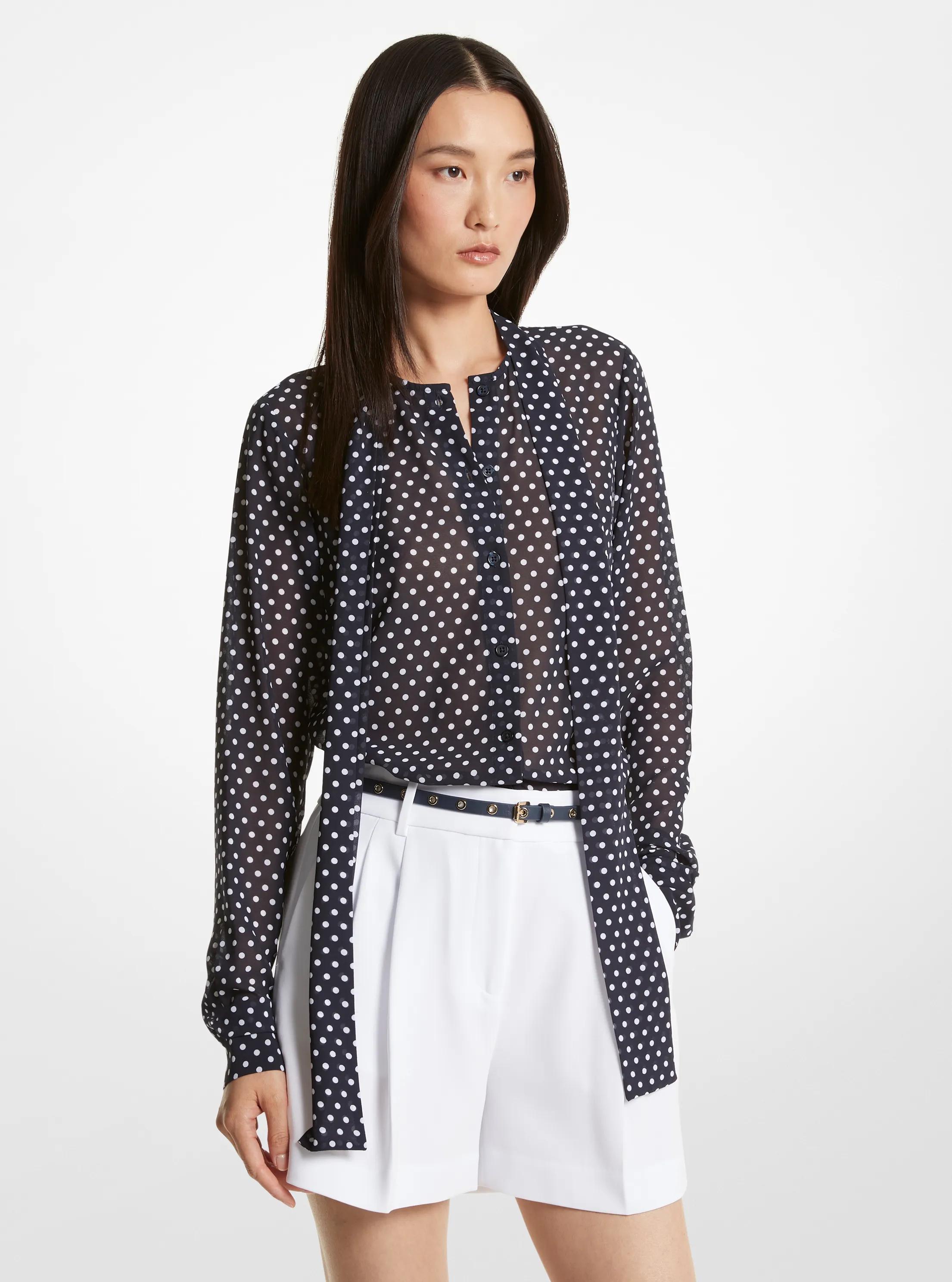 Blusa de georgette con estampado de lunares y cuello con lazada