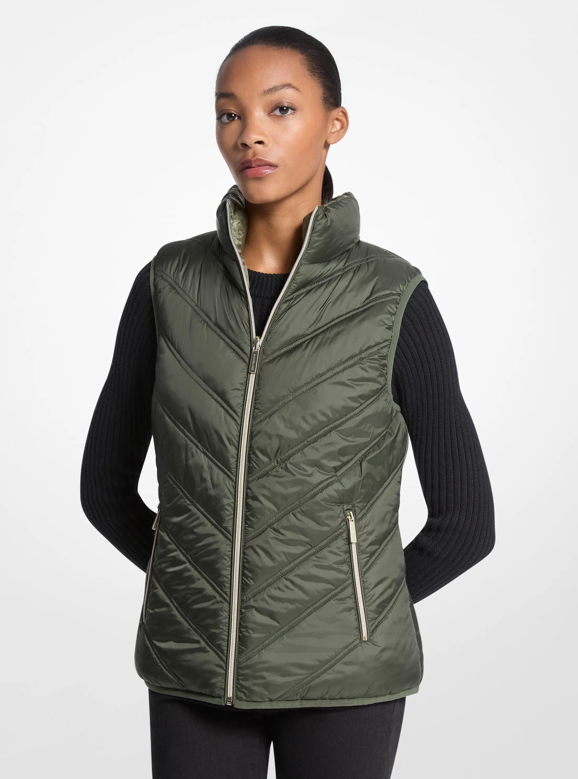 Gilet compact en nylon matelass&eacute; &agrave; chevrons et &agrave; imprim&eacute; &agrave; logo in VERT OLIVE | Michael Kors