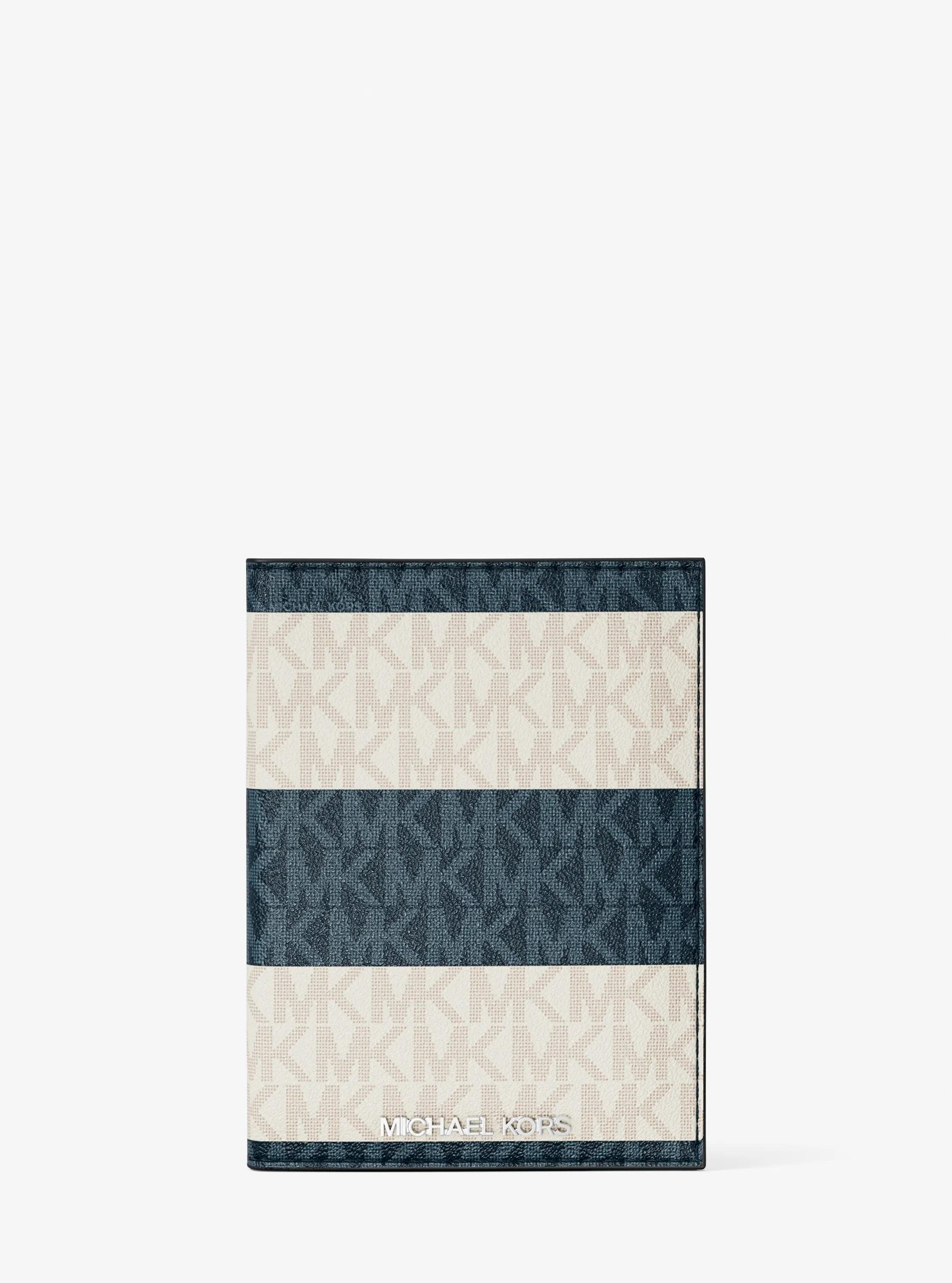 &Eacute;tui pour passeport Jet Set Travel de taille moyenne &agrave; rayures et &agrave; logo Signature in BLEU MARINE | Michael Kors