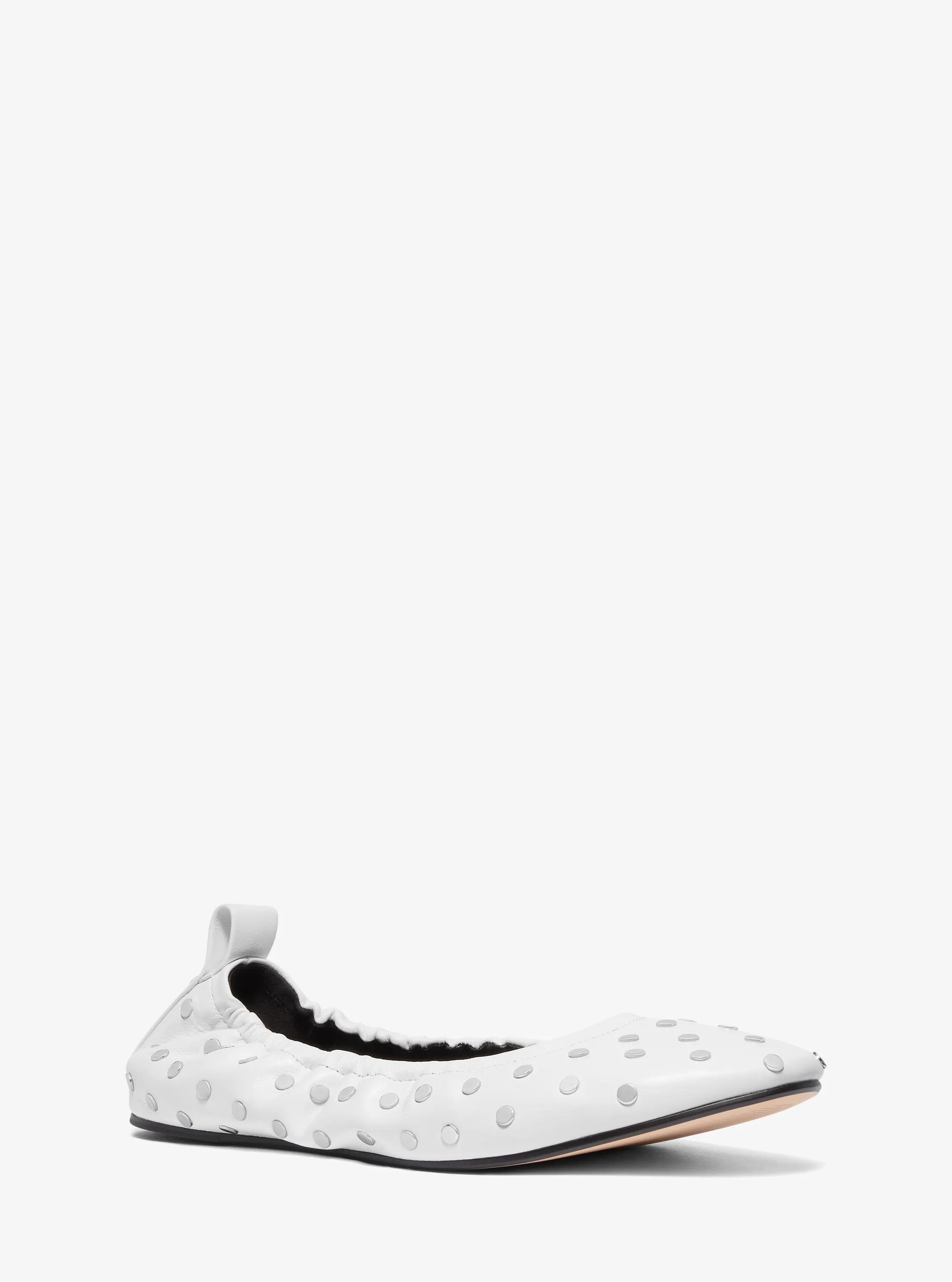 Bailarina plana Amy de piel con tachuelas in BLANCO INTENSO | Michael Kors