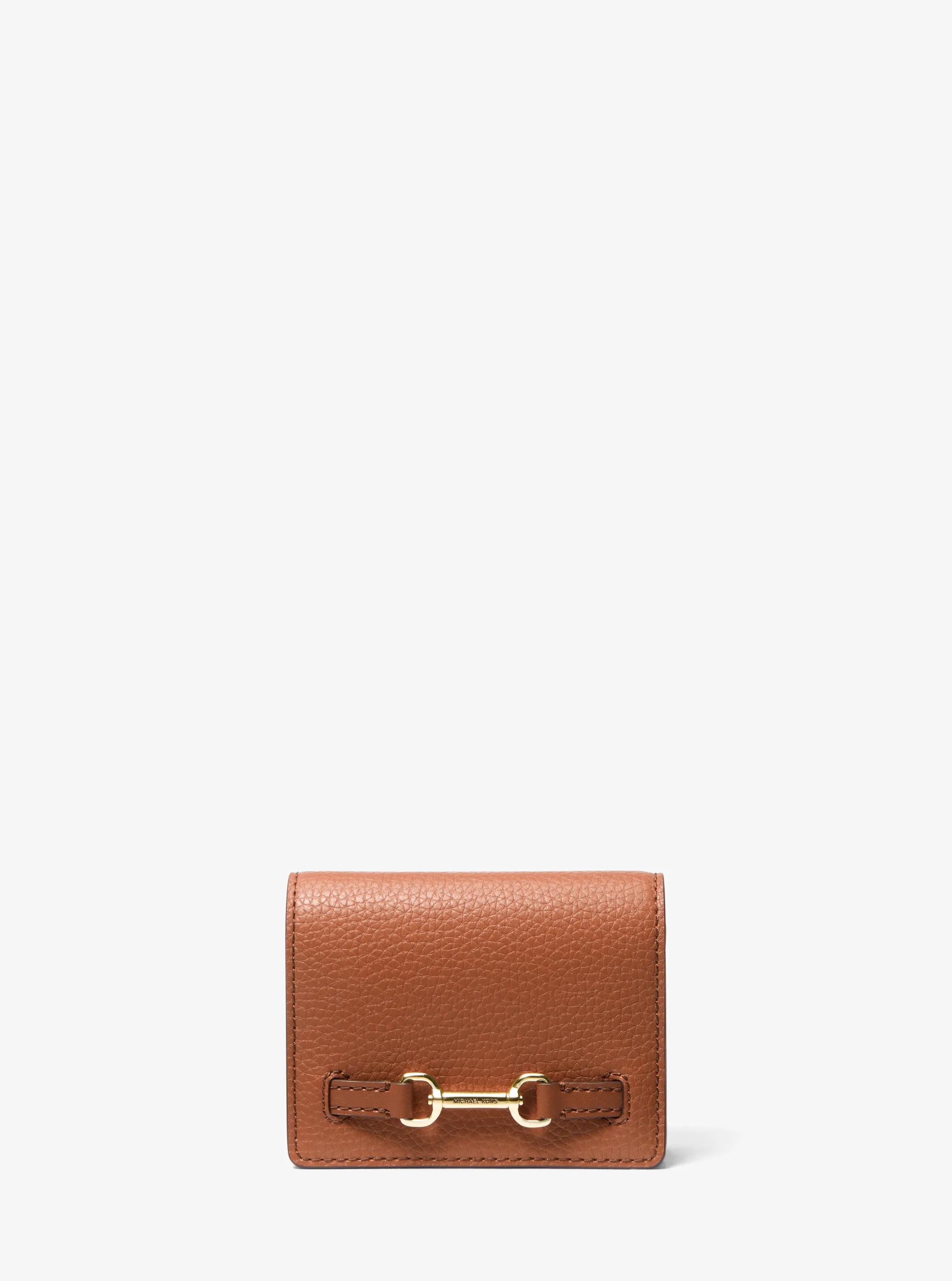 Billetera Carson peque&ntilde;a de cuero granulado in LUGGAGE | Michael Kors