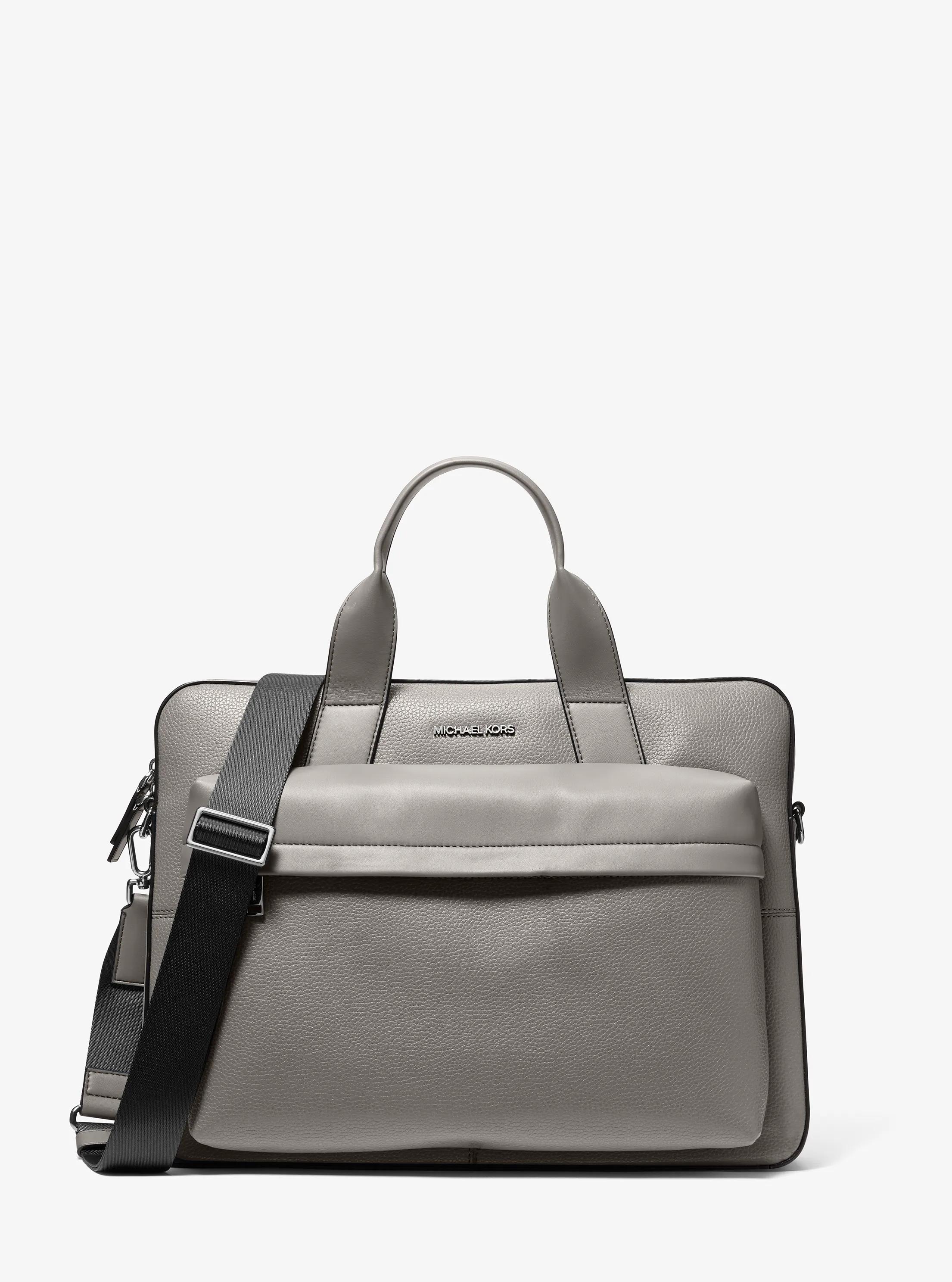 Malet&iacute;n Pacey mediano de piel granulada con bolsillo in GRIS PERLA | Michael Kors